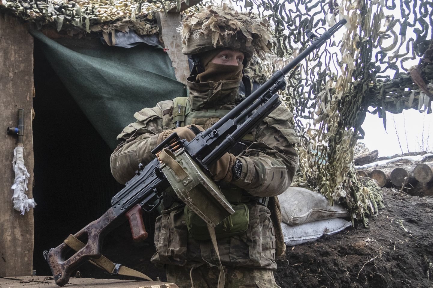 Ukraina sõdur kontaktjoonel Ida-Ukrainas 10. jaanuar 2022.