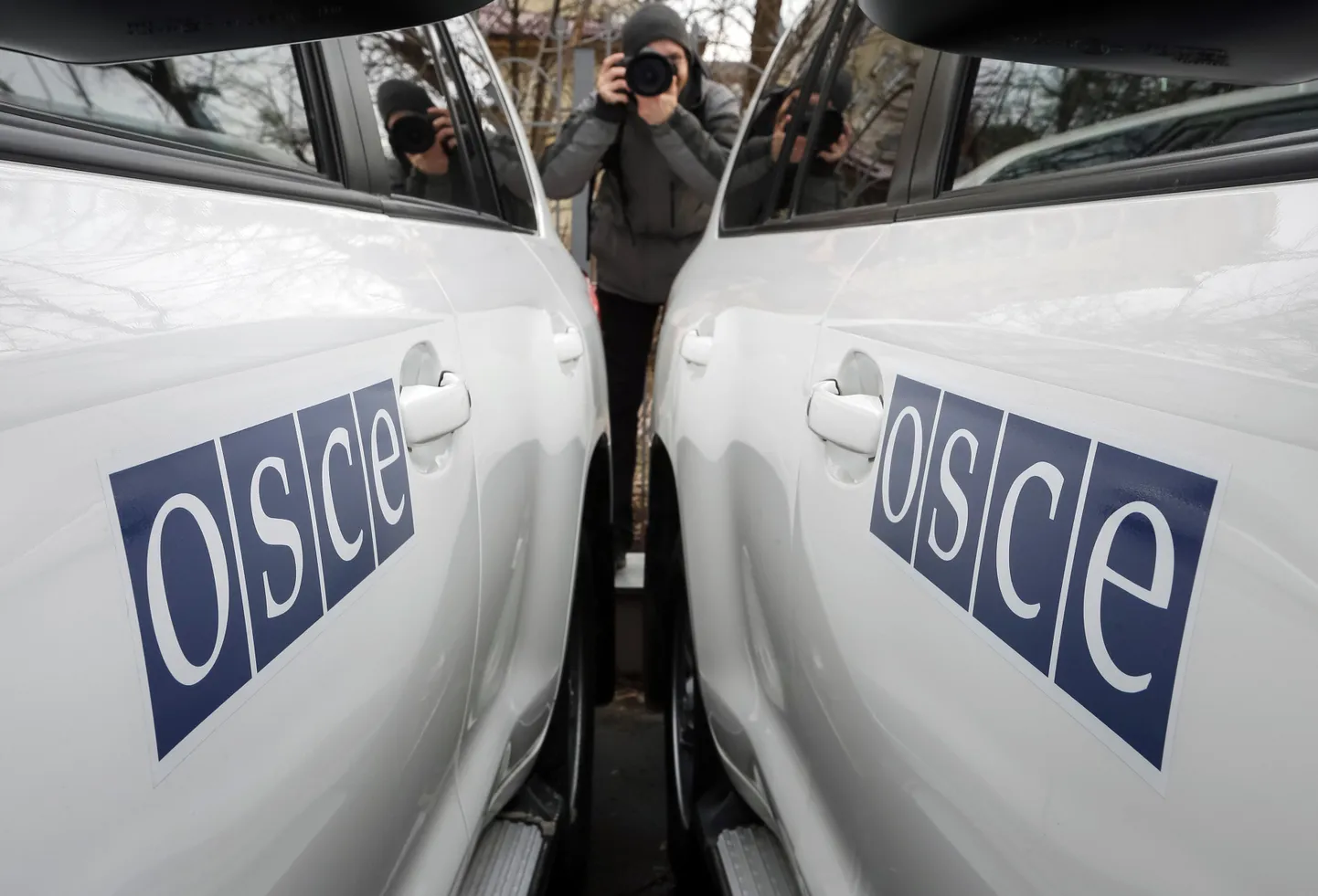 Наблюдатели миссии ОБСЕ на Украине.