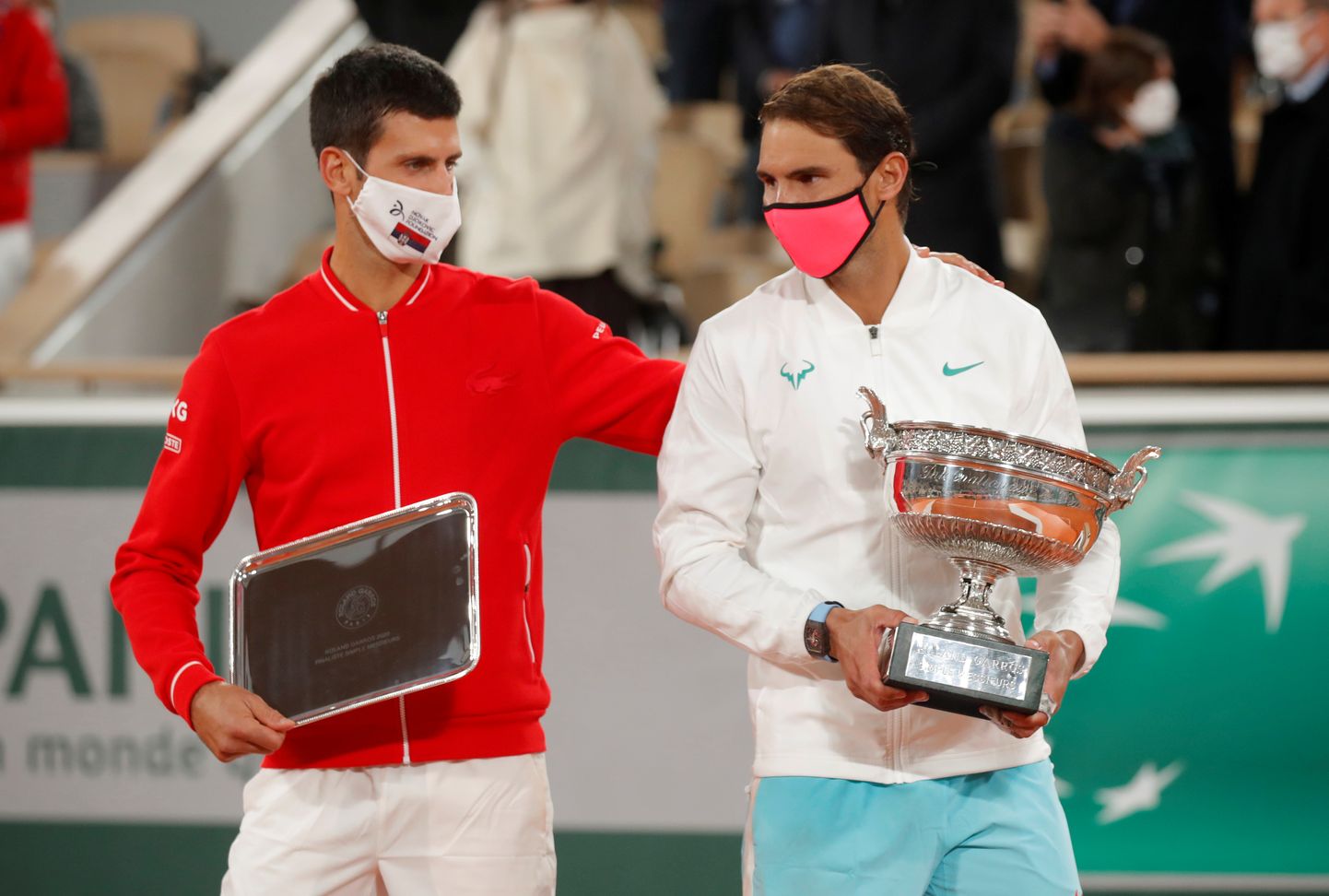 Roland Garros. 11. oktoober 2020. Võidukarikaga Rafael Nadal ning finalist Novak Djokovic.