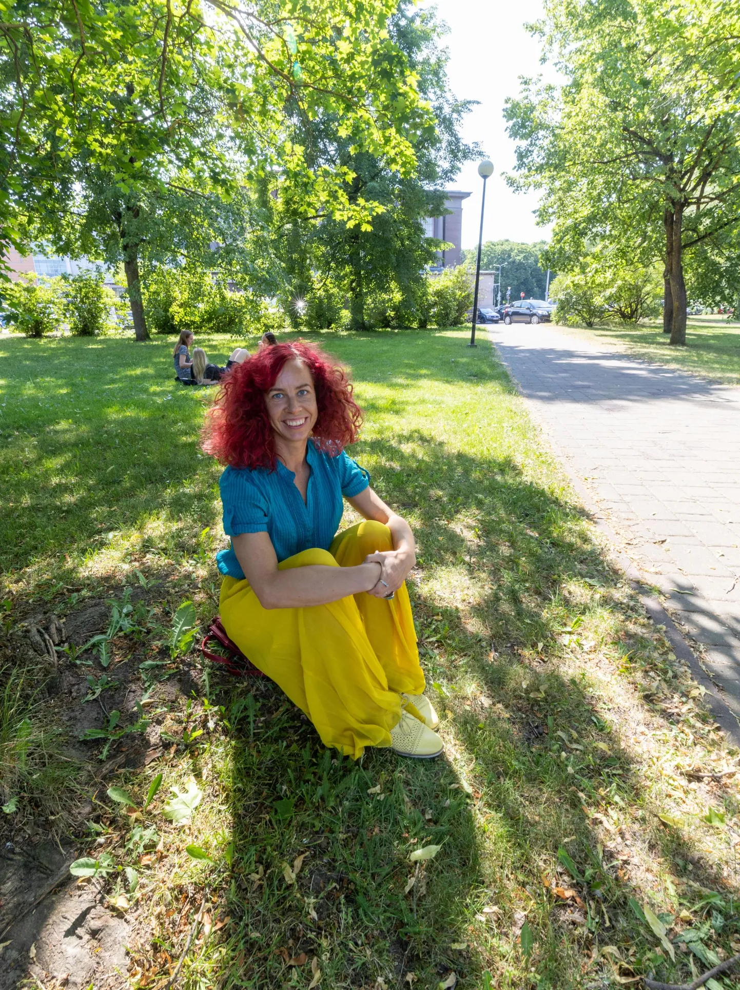 Tartu abilinnapea Elo Kiivet istus eile pärastlõunal turuhoone lähistel päikesevarjus selle puu all, mis jõe äärde kavandatavate kohvikutega võib linnast peagi kaduda.