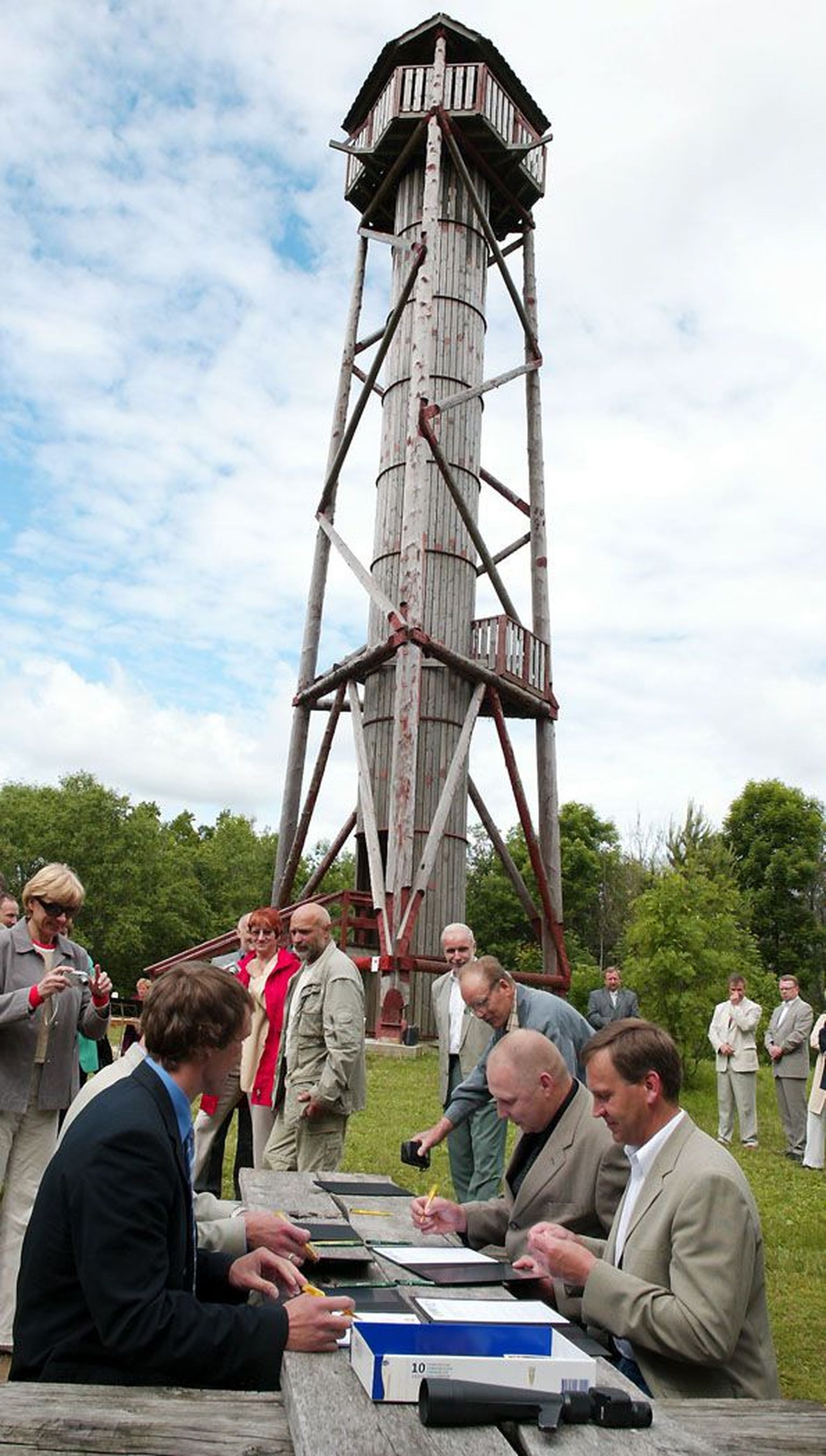 Emumäe torn oli eile tunnistajaks, kuidas kuue omavalitsuse juhid kirjutasid alla Pandivere piirkonna ühisleppele.