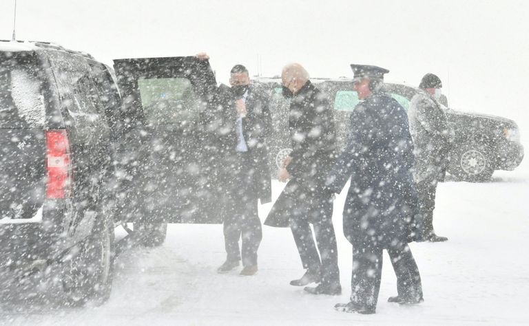 USA presidendi Joe Bideni lennuk maandus 3. jaanuaril Marylandis Andrewsi õhujõudude baasis lumetormis. Biden (keskel) minemas presidendiautosse
