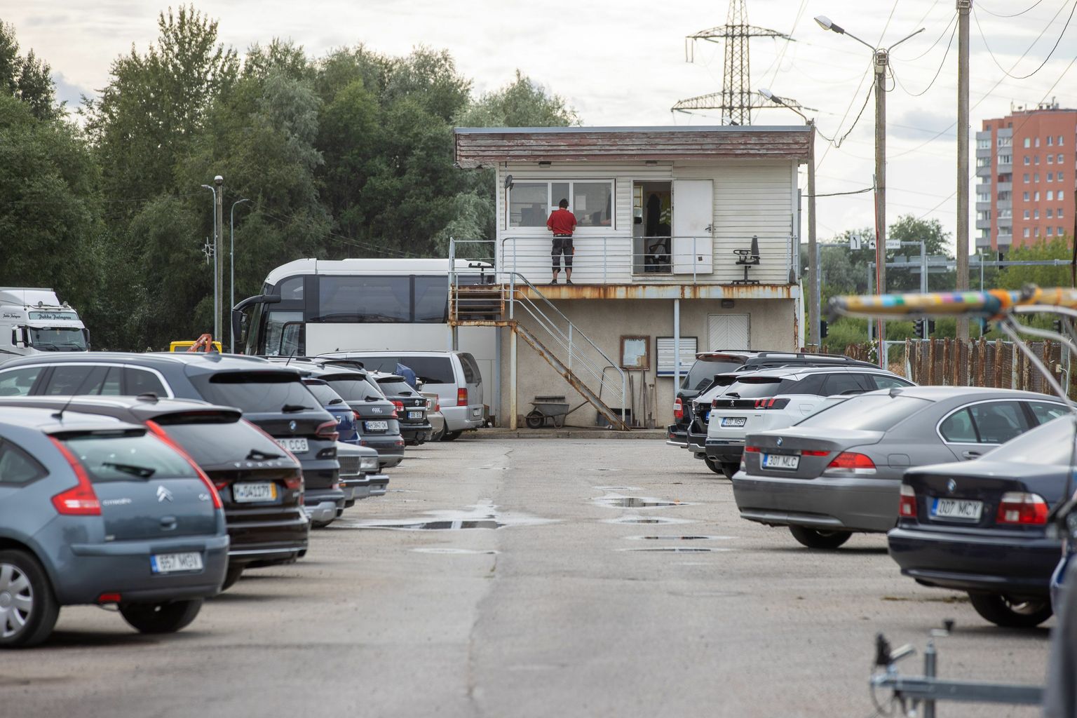Бизнес, как всегда: нелегальная парковка на Ярвеотса теэ, 46 заставлена машинами.