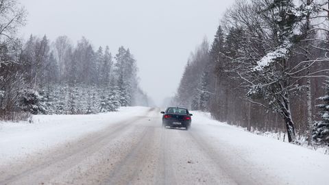 Teed on sõidujälgede vahel lumised ja kohati libedad