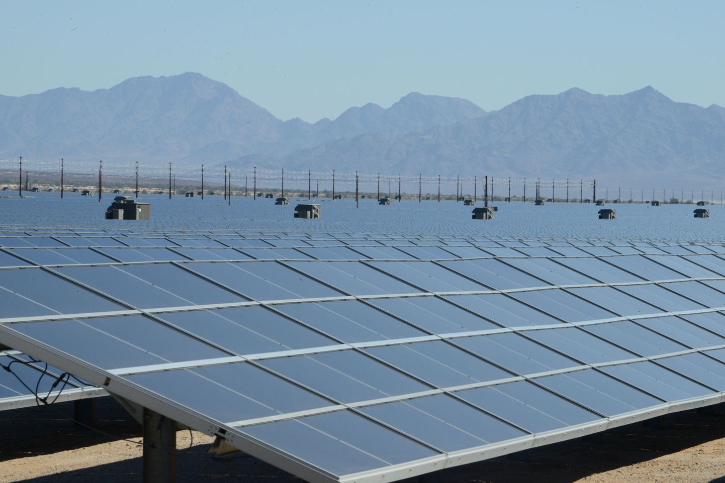 California osariigis asuv 550-megavatine Desert Sunlight Solar Farm.