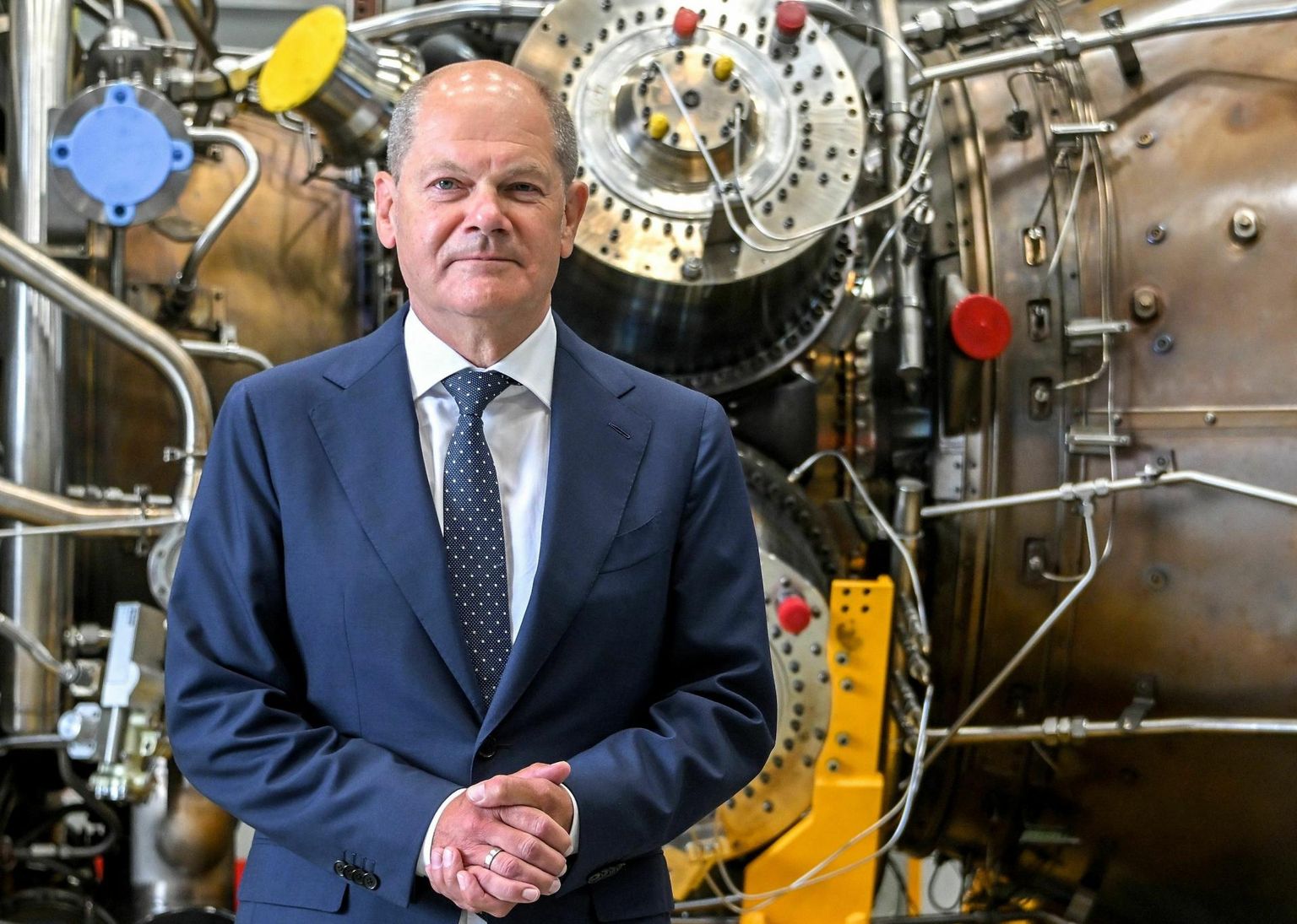 Saksamaa liidukantsler Olaf Scholz sel nädalal Mülheim an der Ruhris Siemensi tehases gaasitorujuhtme Nord Stream 1 jaoks mõeldud turbiini juures.