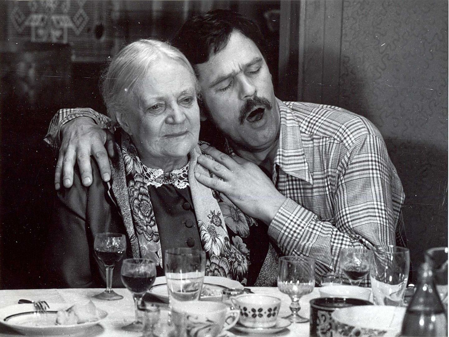 Mirtas tante (Lilita Bērziņa) un viņas strādīgais, palīdzīgais kaimiņš Giluču Jāzeps (Romualds Ancāns) Jāņa Streiča filmā "Limuzīns Jāņu nakts krāsā" (1981)