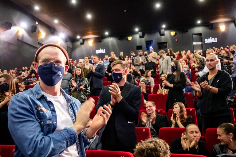 Maskides filmitegijad «O2» esilinastusel.