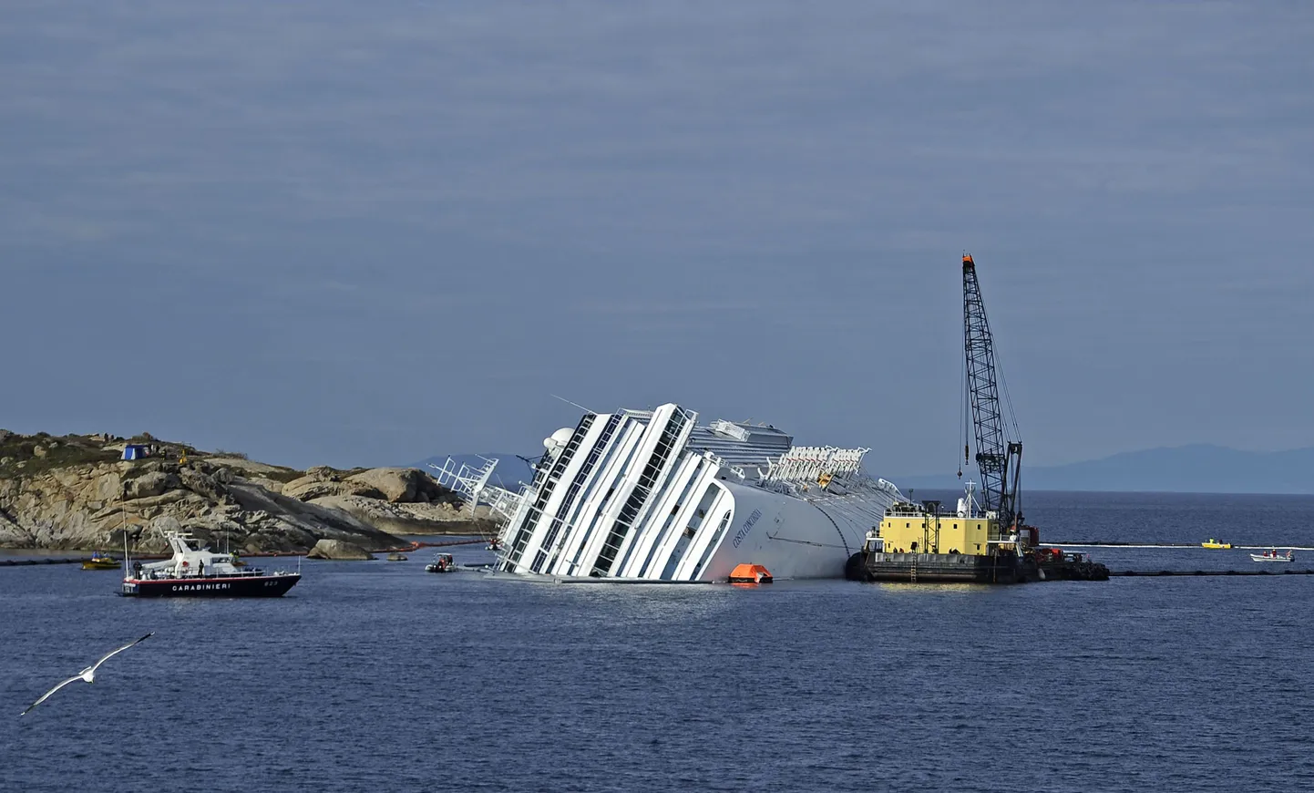 Ristluslaev Costa Concordia, mille juures käivad ettevalmistustööd kütuse väljapumpamiseks.