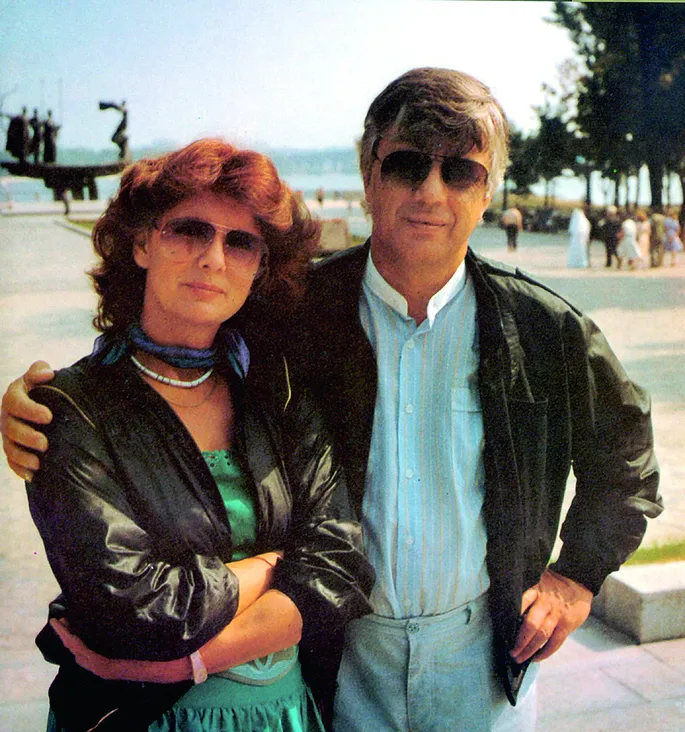 Ересек, үлкен есек, қырынбаған әйел етегін көтеріп, трусисын шешіп берді