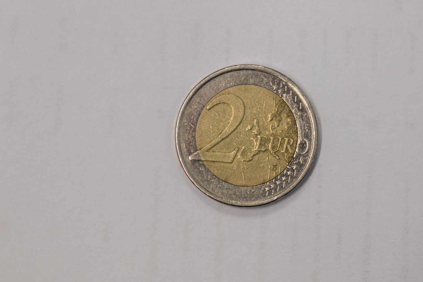 Монета в два евро. Фото иллюстративное.