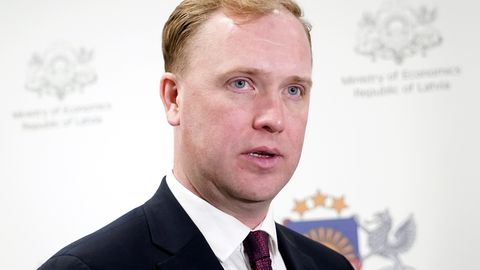 ДЕКЛАРАЦИИ ЧИНОВНИКОВ ⟩ Сколько в прошлом году на должности министра заработал Валайнис