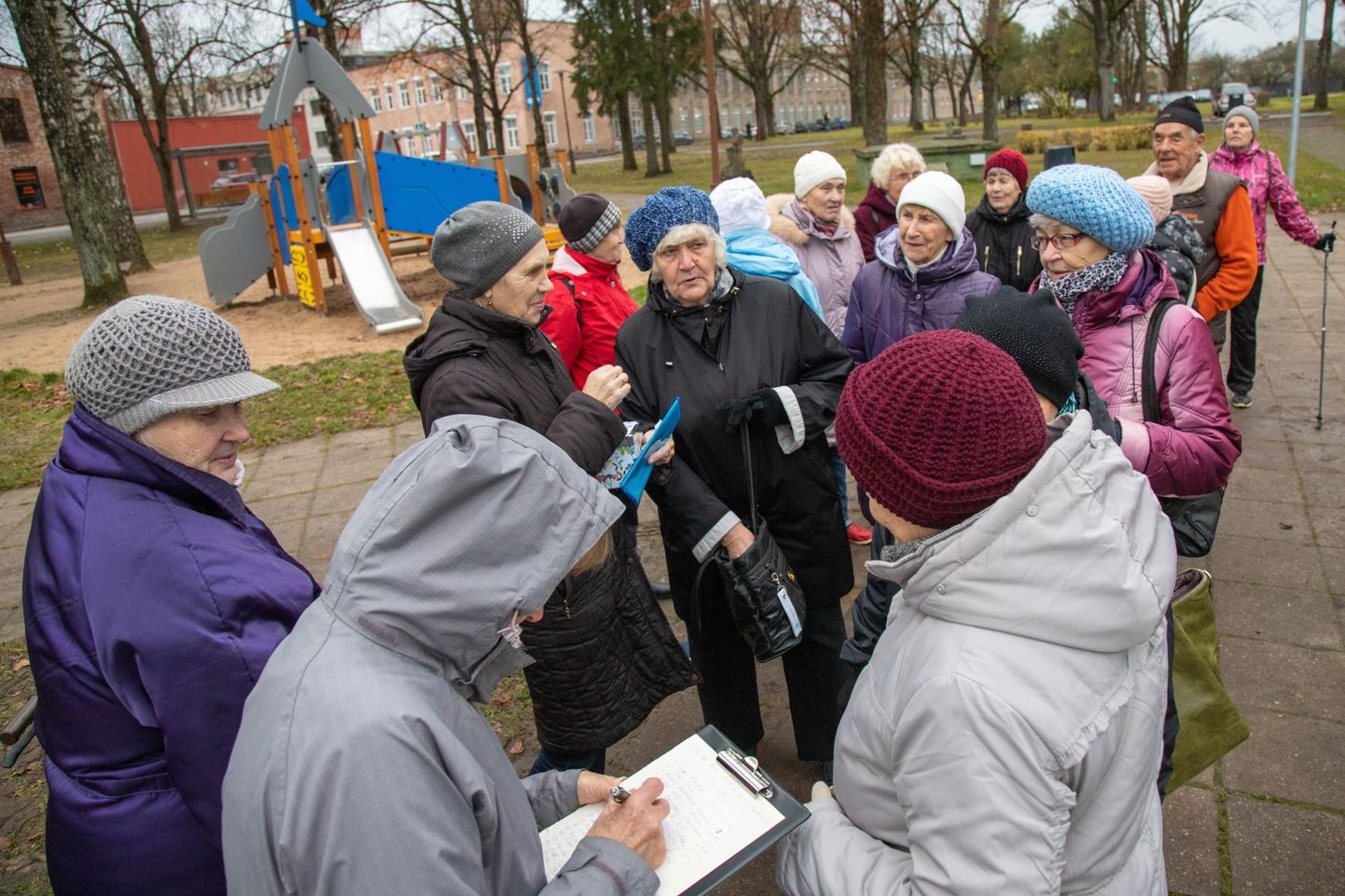 Viljandi eakate suuremaid kokkusaamisi on korraldatud väljas. Mullu novembris käidi Viljandi pensionäride liidu eestvõttel jalutuskäikudel.