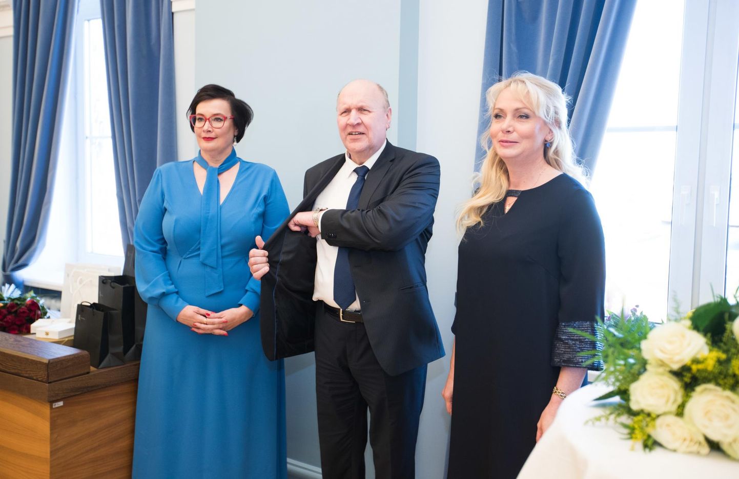 Meeskonnavahetus 29. aprillil 2019 siseministeeriumis. Lahkunud siseminister Katri Raik (SDE, vasakult), tema ametijärglane Mart Helme (EKRE) ja rahvastikuminister Riina Solman (Isamaa).