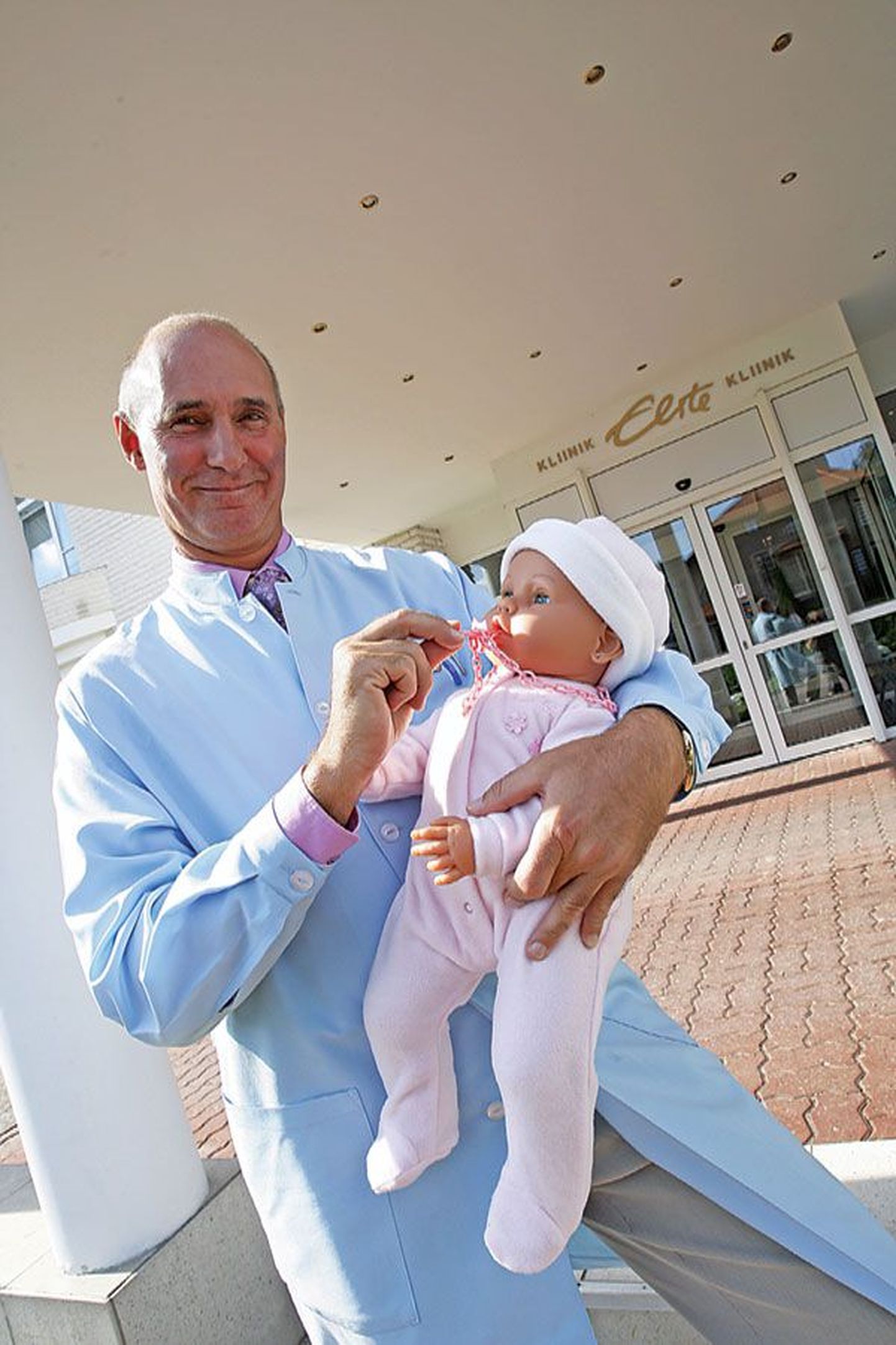 Врач-гинеколог, специалист по искусственному оплодотворению Андрей Сырица. В его клинике Elite в Тарту в сентябре отметили рождение тысячного младенца.