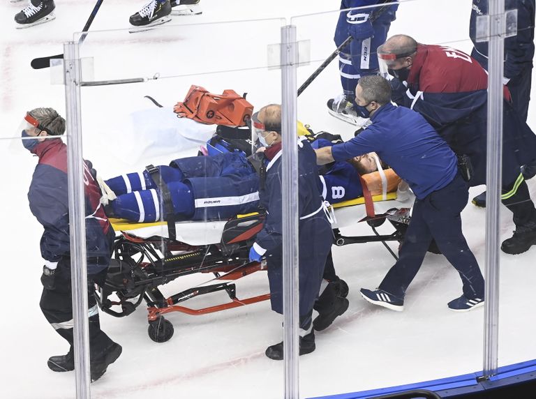 Toronto Maple Leafsi kaitesemängija Jake Muzzin viidi areenilt minema kanderaamil.