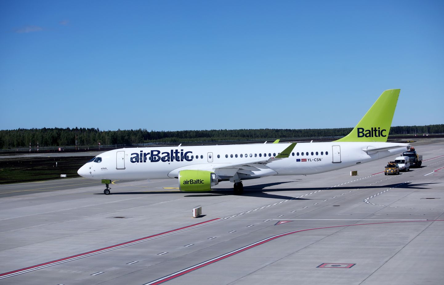 Lidsabiedrības "airBaltic" lidmašīna starptautiskajā lidostā "Rīga". Ilustratīvs foto.