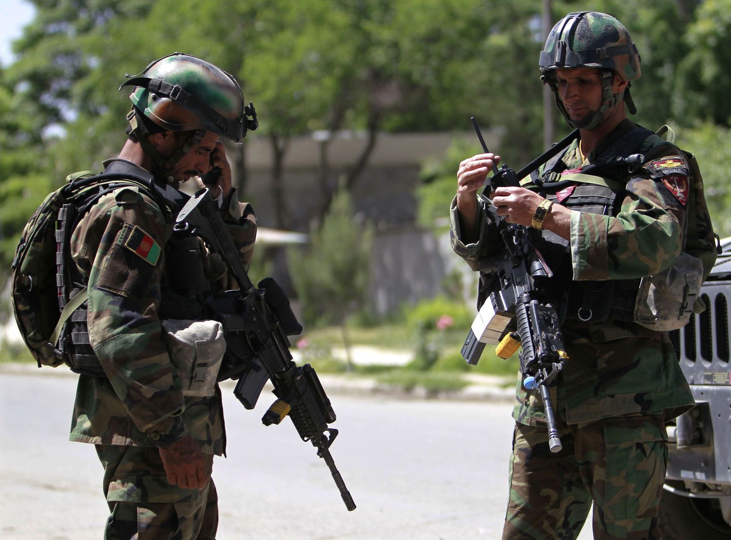 Afganistani rahvusarmee sõdurid Kabuli sõjaväehaigla juures pärast tänast enesetapurünnakut.