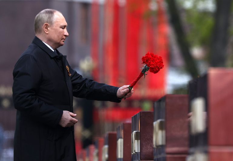 Venemaa president Vladimir Putin asetas 9. mail 2022 Moskvas Kremli lähedal punased nelgid tundmatu sõduri hauamonumendile. Venemaal tähistatakse igal aastal 9. mail võitu natside üle suures isamaasõjas (1941–1945)