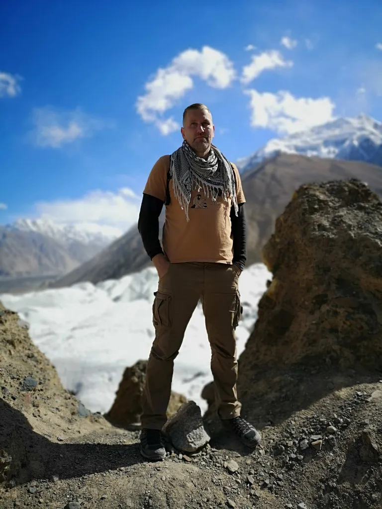 Rene Satsi (pildil küll Pakistanis) on pandeemiaperioodil tundnud suurt puudust autentsest Tai köögist. «Terves Eestis ei ole võimalik saada audentset Tai suppi. Isegi Dublinis, kus ma elan, on vaid kaks restorani, mis suudavad sinuni tuua selle päris maitse ja sedagi mööndustega.»