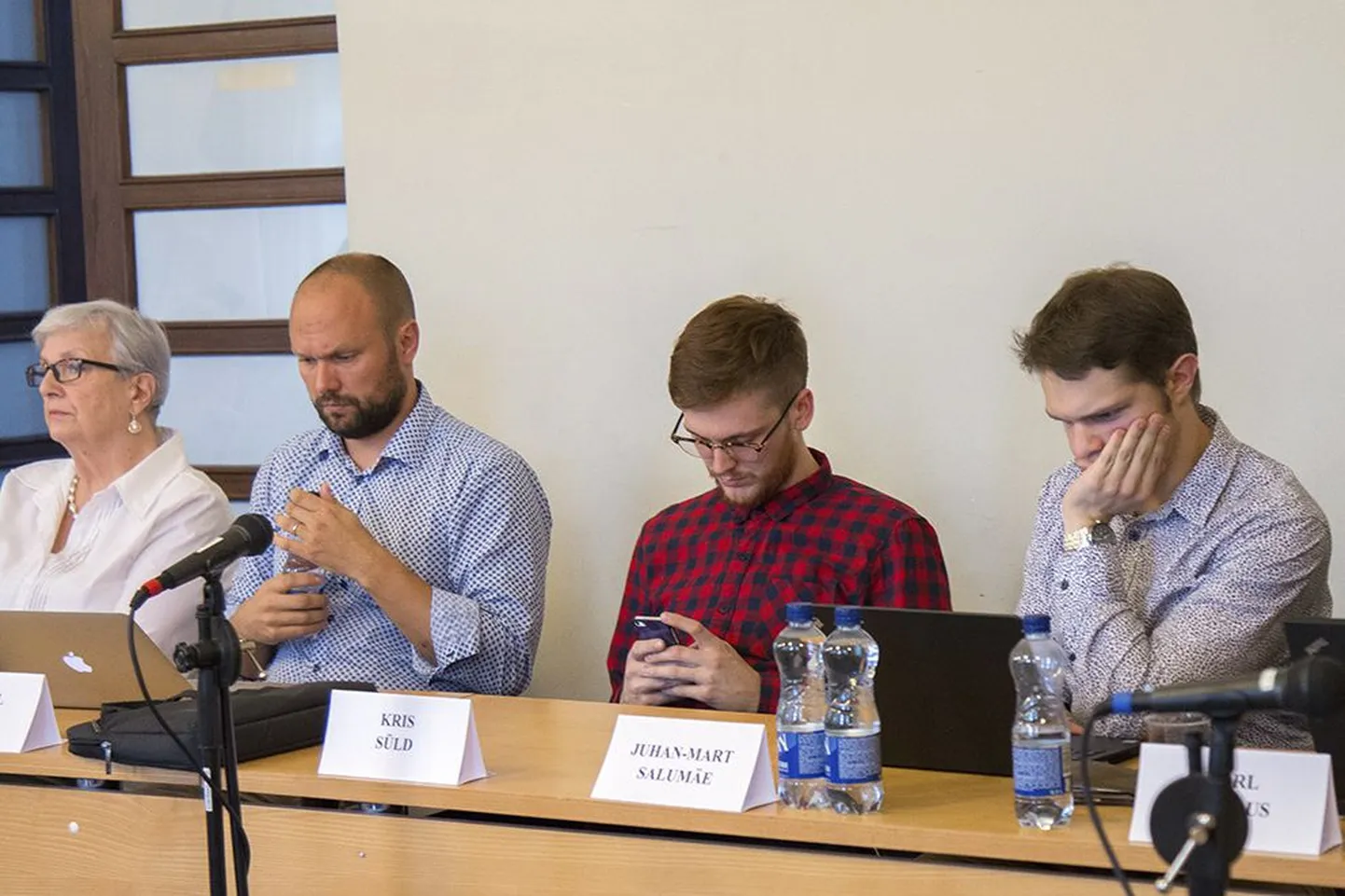 Viljandi sotsiaaldemokraadid annavad eeloleval esmaspäeval omavalitsuste valimisele avapaugu, otsustades, kellest saab nende linnapeakandidaat. Teised parteid ei tõtta sotside eeskuju esialgu järgima. Pildil on sotside saadikurühma liikmed (vasakult) Malle Vahtra, Randel Länts, Kris Süld ja Juhan-Mart Salumäe.