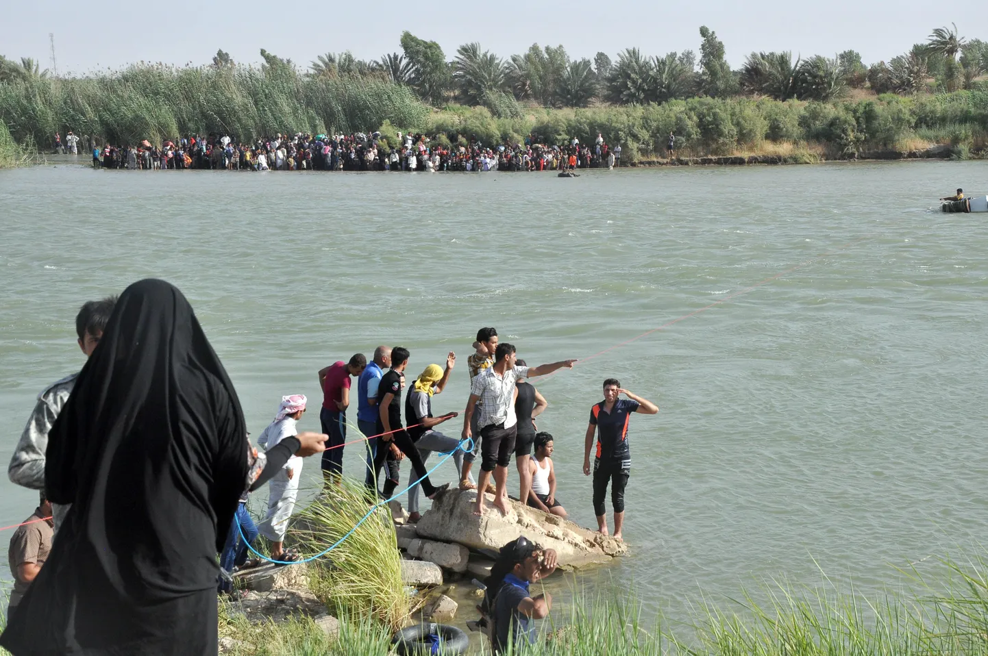 Fallujah põgenikud Eufrati jõel ja kallastel
