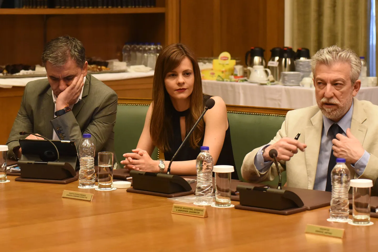 Kreeka rahandusminister Euclid Tsakalotos (vasakult), töö- ja sotsiaalminister Efi Achtsioglou ja justiitsminister Stavros Kontonis, kes peab ka Praha kevadet kommunismi võiduks.