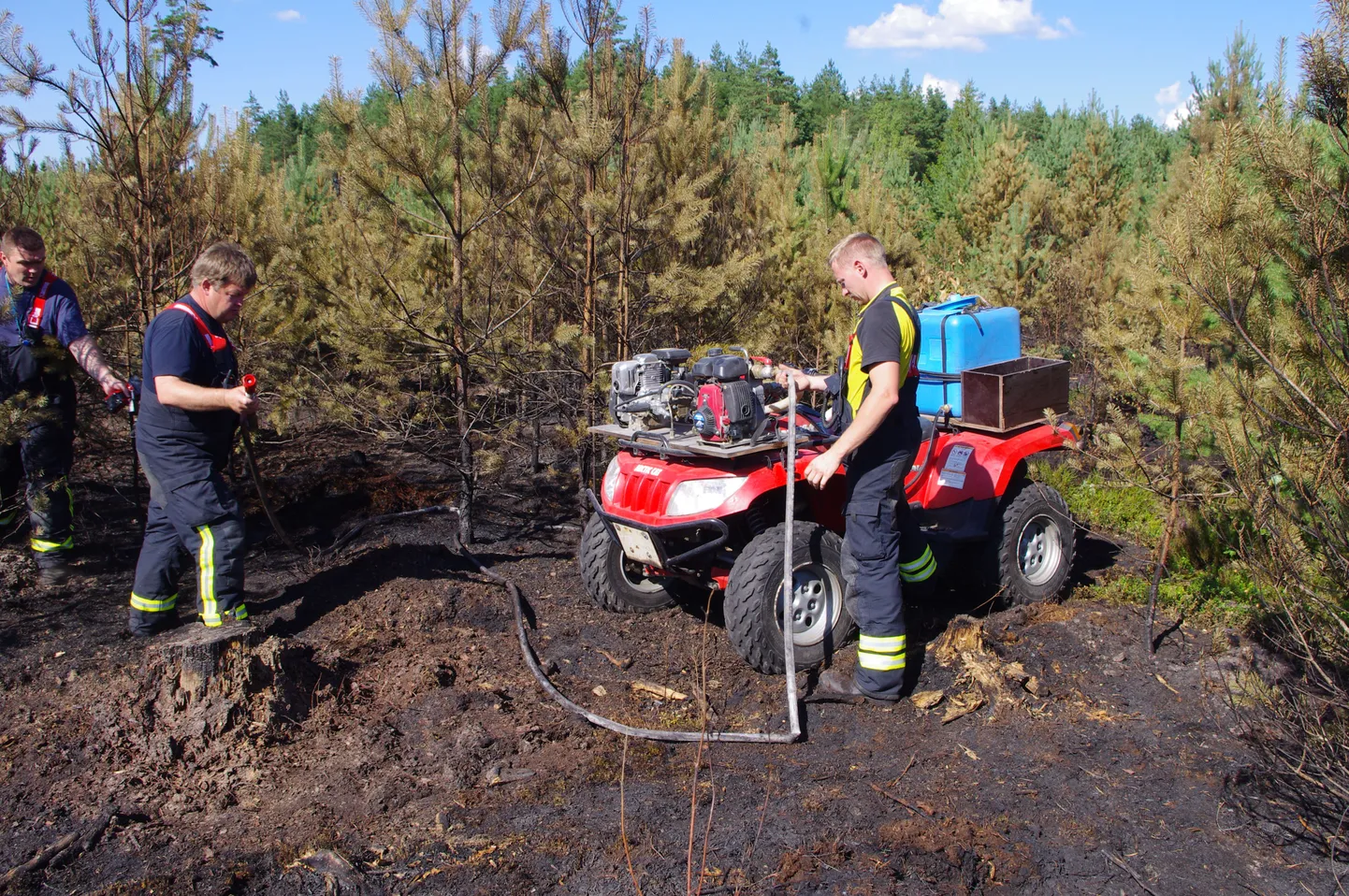 Teisipäeva pärastlõunal tegelesid päästjad Mustumetsas veel üksikute kollete kustutamisega. Selleks kasutati peamiselt Valga komando ATVd.