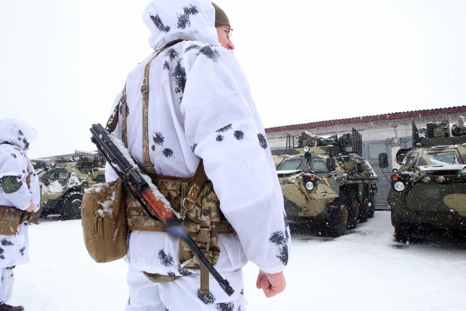 Talvises välivormis Ukraina sõdurid ja soomukid selle aasta jaanuaris Harkivi oblasti baasis. Vene väed tungisid Ukrainasse 24. veebruaril