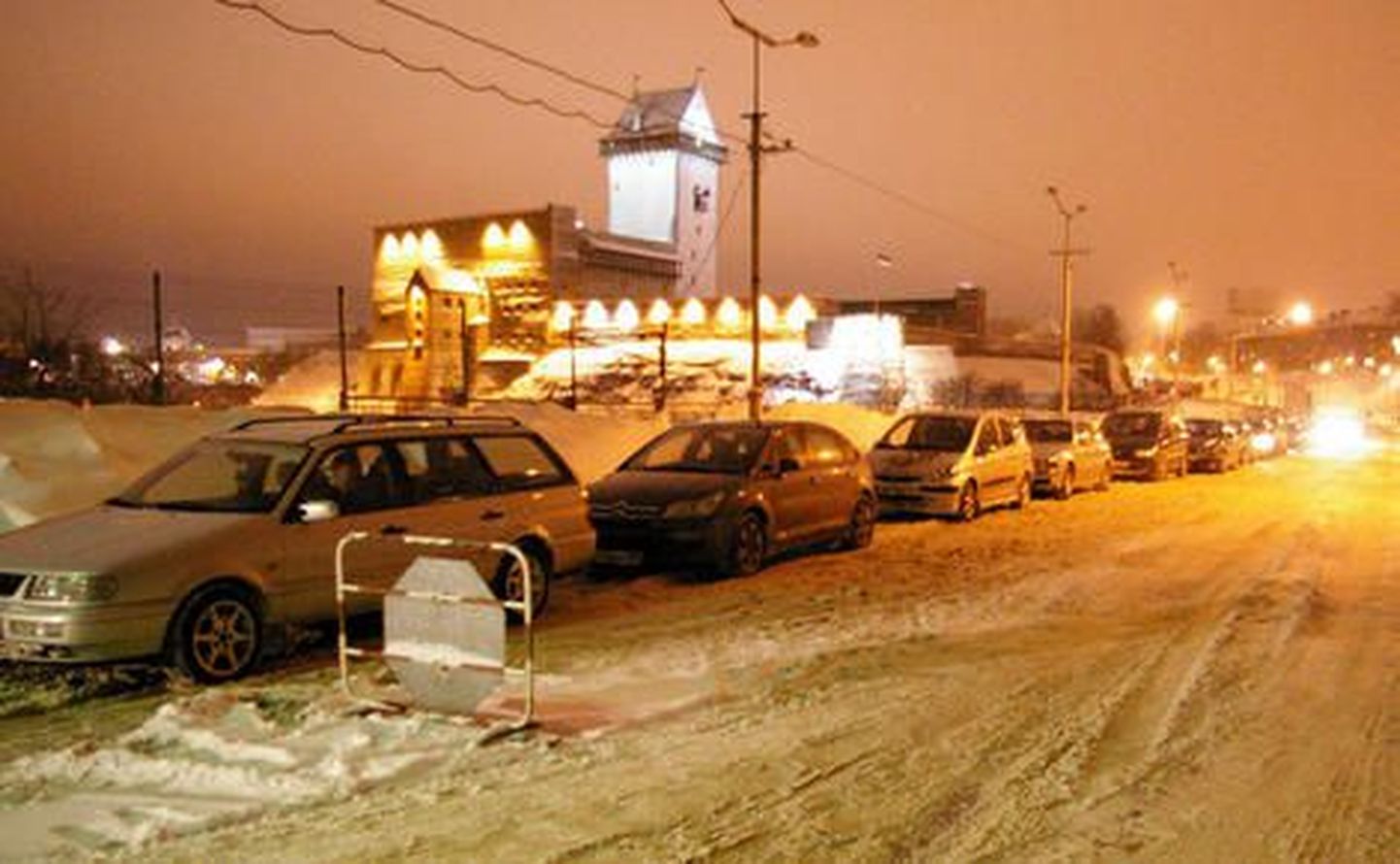 Piiriületust ootavad autod Narvas kolmapäeva hommikul.