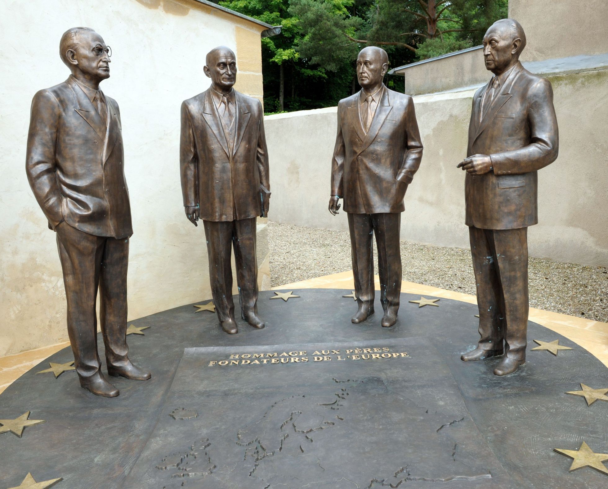 Ida-Prantsusmaal Scy-Chazelle'is tänase Euroopa Liidu alusepanijatele Konrad Adenauerile, Robert Schumanile, Alcide De Gasperile ja Jean Monnet'le pühendatud kuju.