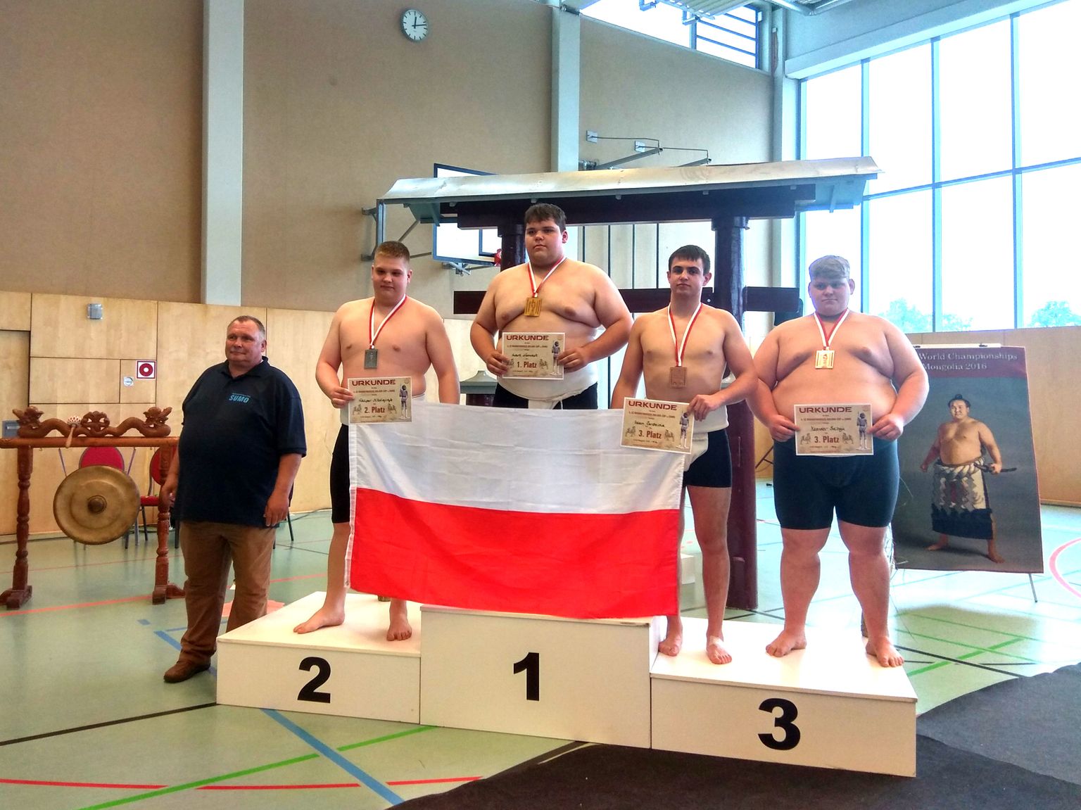 Xsander Solbaja (parempoolseim) võitis Saksamaal sumamaadluse Euroopa karikaetapil U18 vanuseklassis +80 kg kaalukategoorias pronksi.
