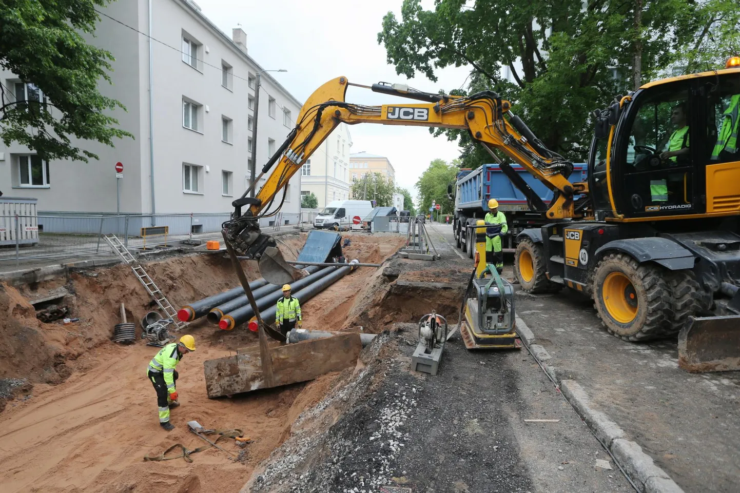 Vanemuise tänaval käisid ka eile torutööd, mis algasid juba varakevadel. Osa tänavast saab valmis tänavu, kõik tööd lõpevad seal tuleval aastal.