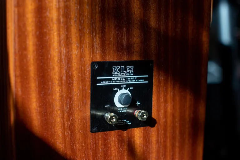 KLH Model Three. Kõlarikaablite sisendid on igati soliidsed. Kõrgsageduste reguleerimisel pidage silmas, et «Hi» tähendab tegelikult nullnivood, teised kärbivad seda.