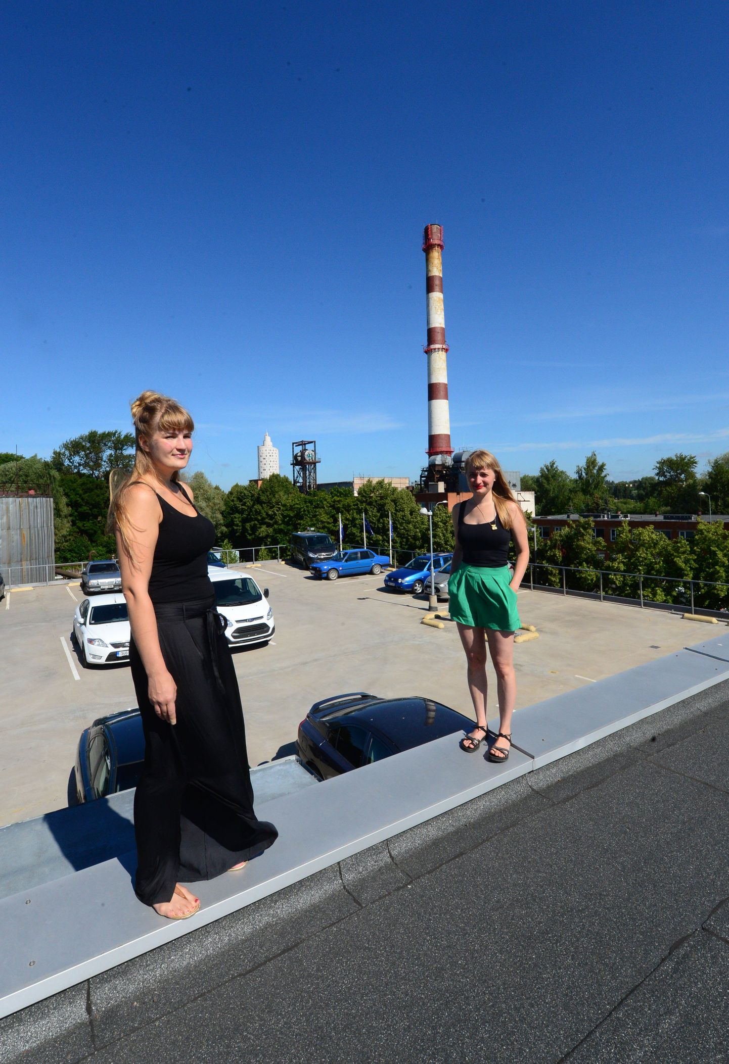 Korraldajad Marie Kliiman (vasakul) ja Kadri Lind liikuva peo alguskohas Turu 27 katusel.