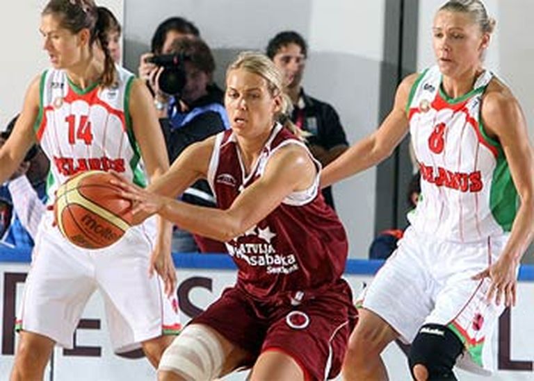 Anete Jēkabsone-Žogota (vidū) par spīti sāpošajam ceļgalam un nogurumam, devās laukumā arī spēlē pret Baltkrieviju. 