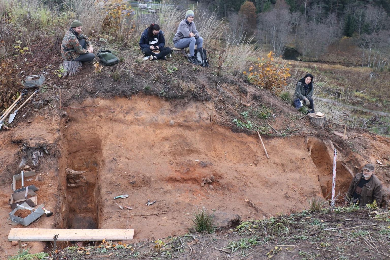 Arheoloogid Rosma linnamäe väravat välja kaevamas.