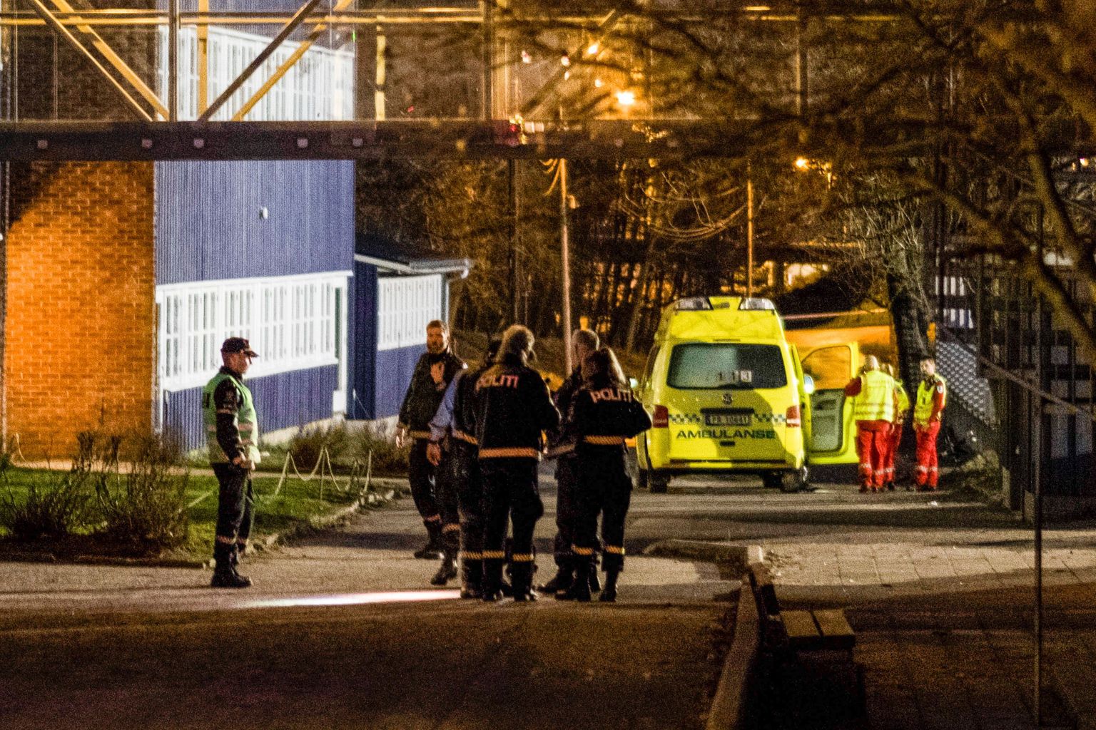 Politsei ja parameedikud Kristiansandi Wilds Minne kooli juures