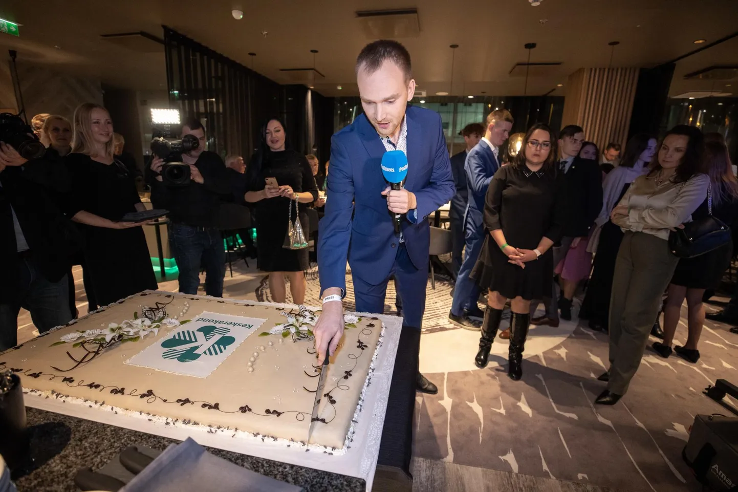 Mihhail Kõlvarti valimispeole jõudes oli ajakirjanik tordi juba lahti lõiganud ja pidulistelegi jaganud.