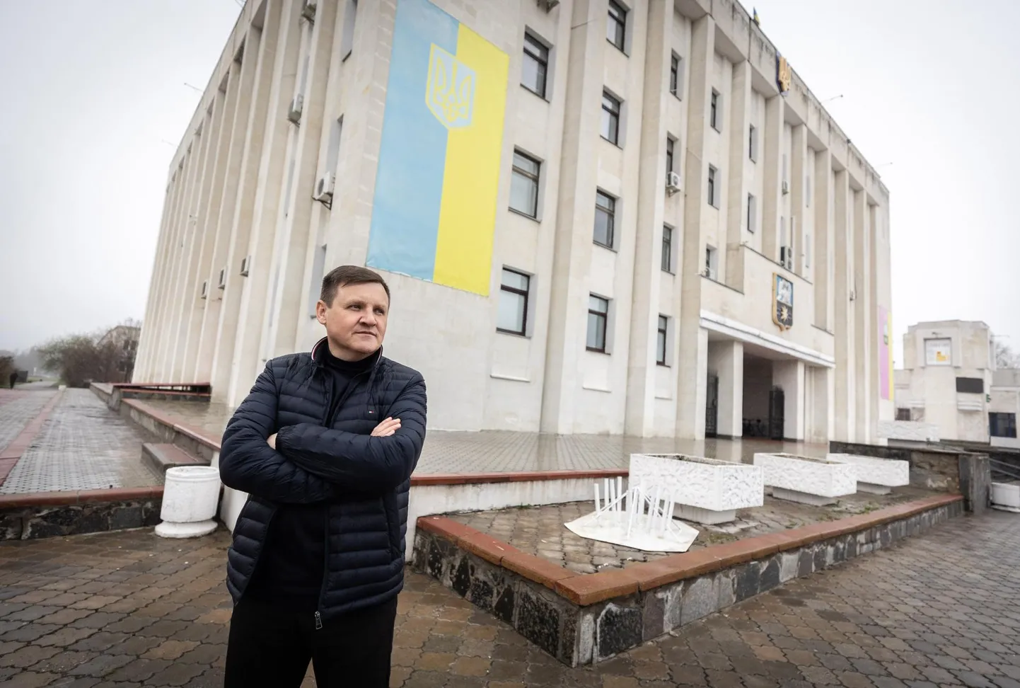 Мэр Славутича Юрий Фомичев на центральной площади города, перед зданием горуправы. На этой площади жители города собрались 26 марта на митинг против оккупантов.