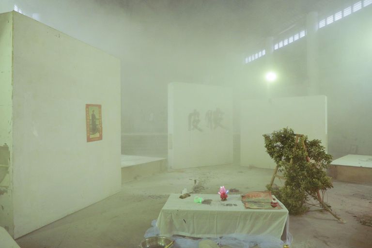Pärnakad Al Paldrok ja Taje Tross sattusid Hiinasse tegevuskunstifestivalile perfomance'it tegema just taifuuni ajal.