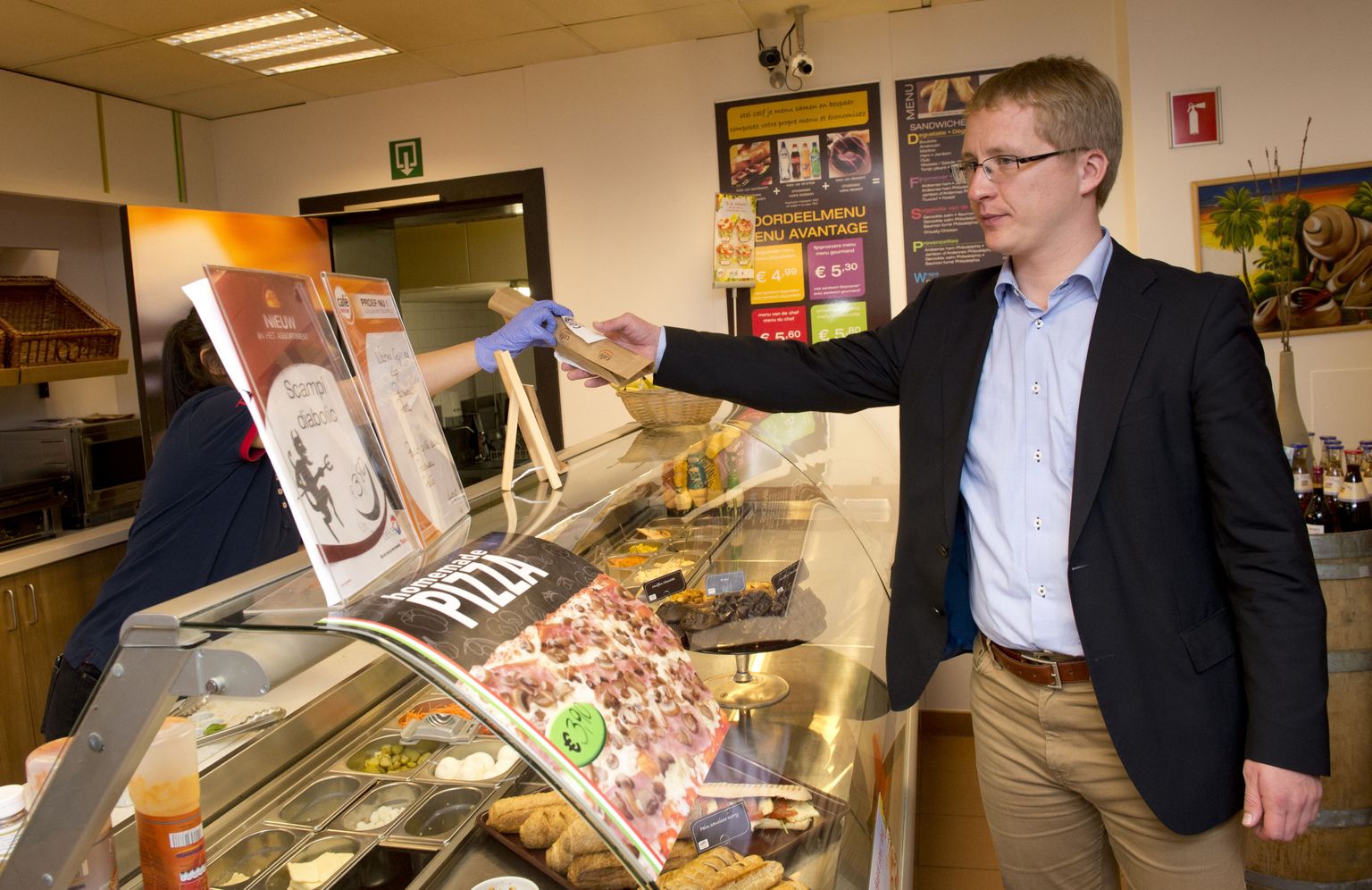 Märt Hiietamm ostab kohvikust kiire eine, tema sõnul saab osta supermarketist musta leiva sarnast asja, mille säilivusaeg on terve kuu.