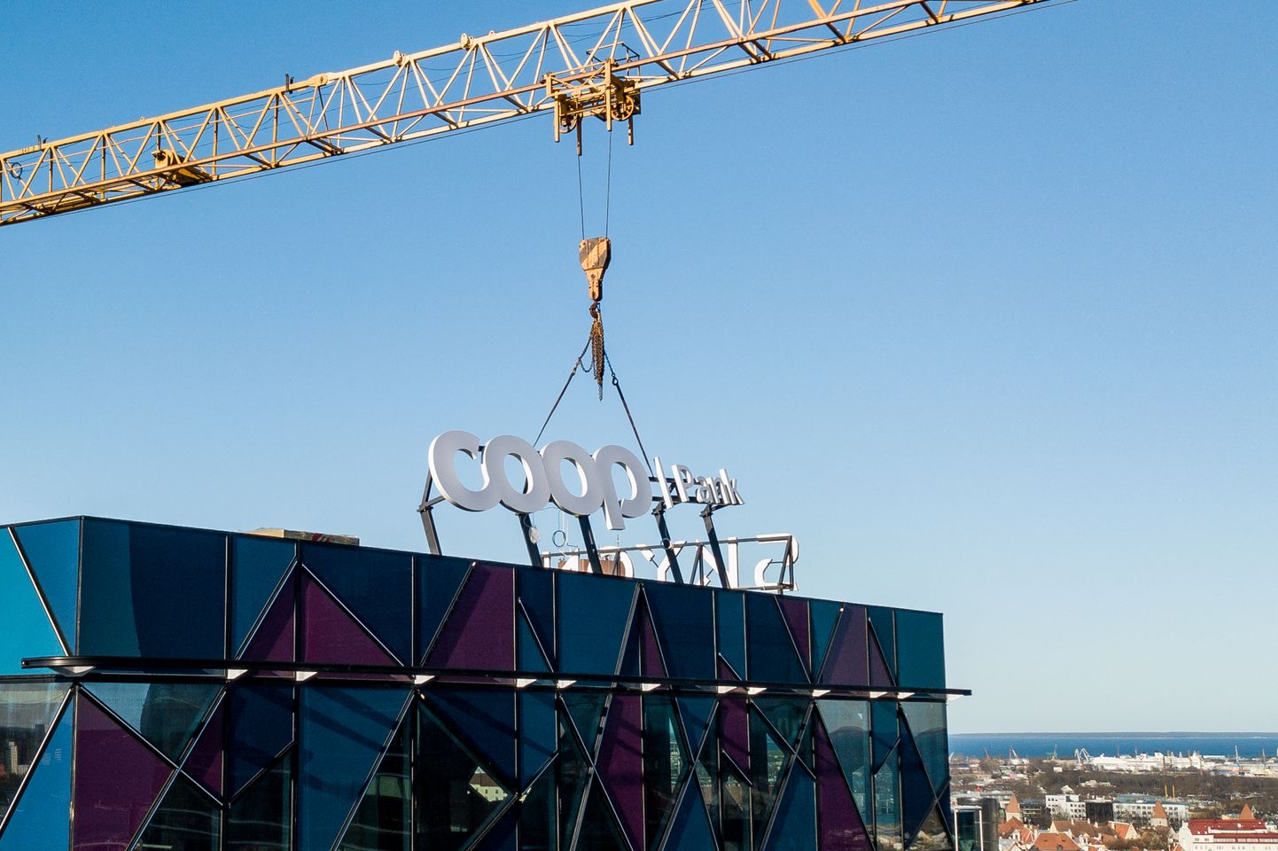 Coop Panga logo paigaldamine uuele peakontori hoone katusele