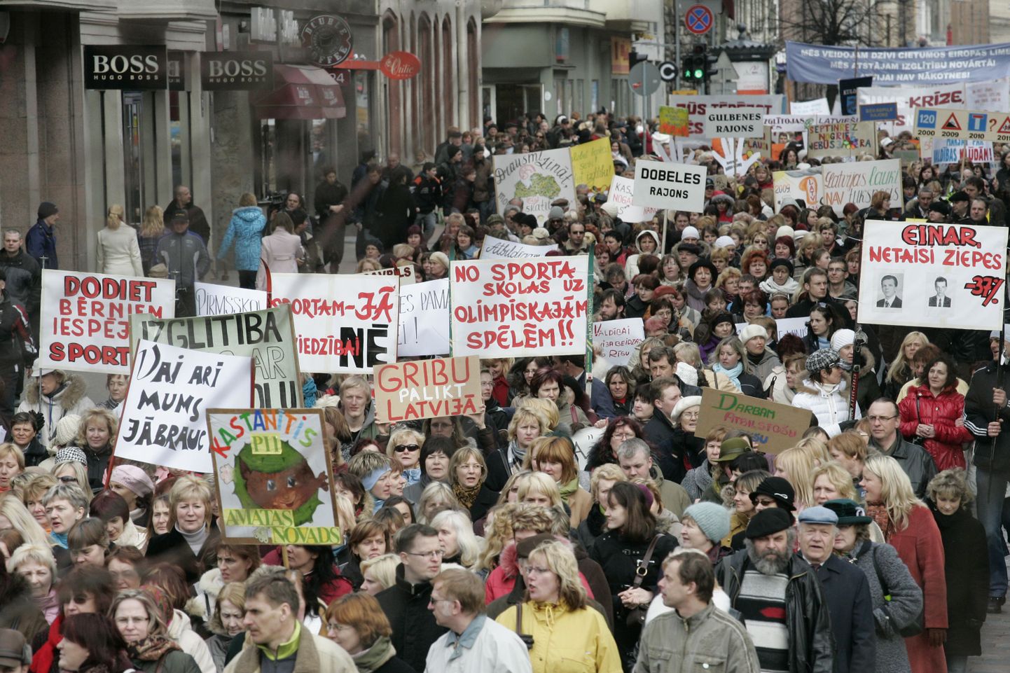 Umbes 10 000 Läti haridustöötajat protesteerisid 2. aprillil Riias valdkonnas kavandatud kärbete vastu.