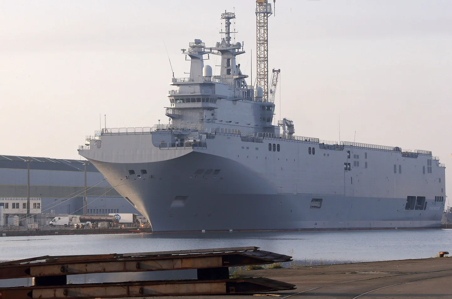 Venemaa lipu all Vladivostoki nime kandma pidanud alus Saint-Nazaire'i sadamas.