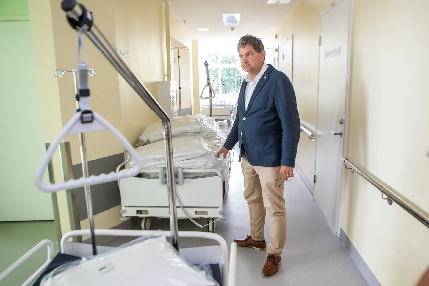 KUI KURESSAARE HAIGLAS ON 60 VÕI 80 KOROONAHAIGET, peatub muu ravi täielikult. "Praeguse seisuga suudame ravitööd teha," kinnitab Edward Laane.