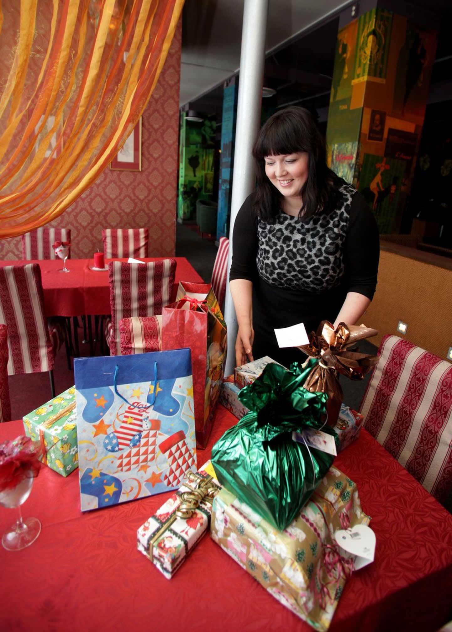 Ettevõtlike Noorte Koja liige Evely Kokka näitab esimesi jõulukinke, mille heategijad on laste soovide järgi kokku pannud. Need ootavad jagamist aasta lõpul.