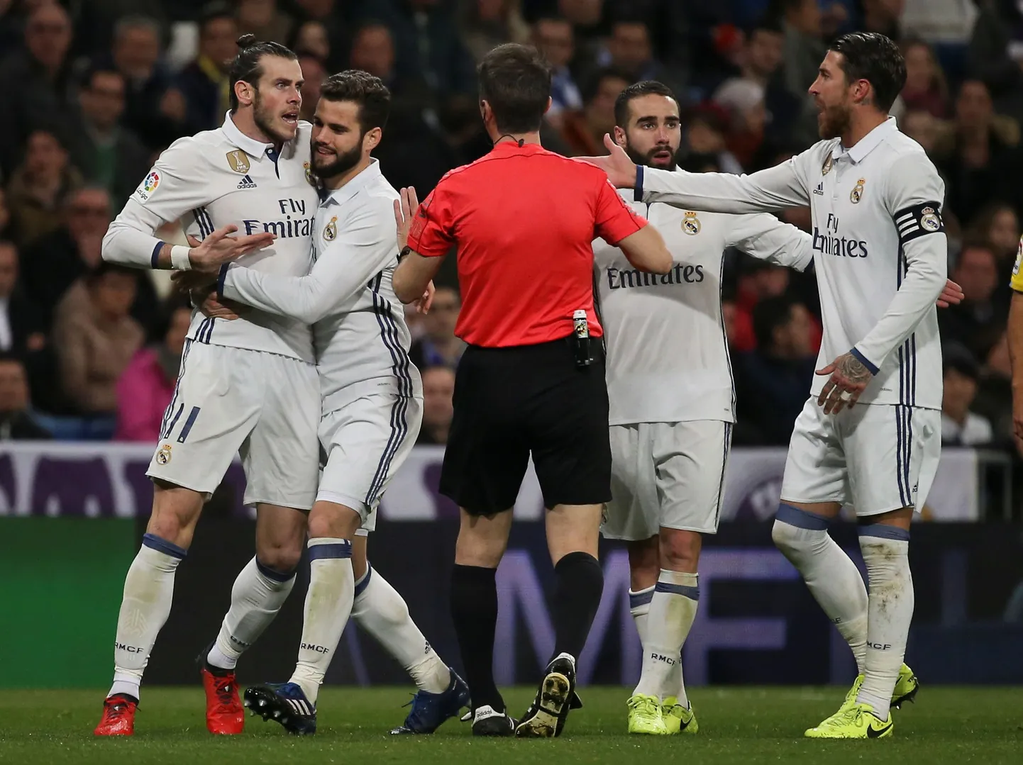 Gareth Bale (vasakul) on äsja näinud enda silme ees punast kaarti.