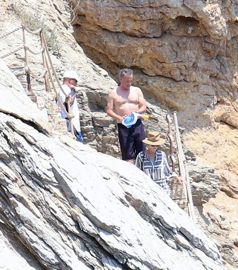 Tom Hanks ja ta naine Rita Wilson puhkavad Vahemerel luksusjahil. Pildil on nad ühel Kreeka saarestiku väikesaarel