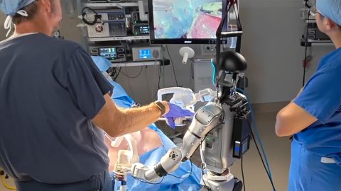 VIDEO ⟩ Kahele humanoidile anti skalpellid – see on esimene robotite tehtud kirurgiline operatsioon